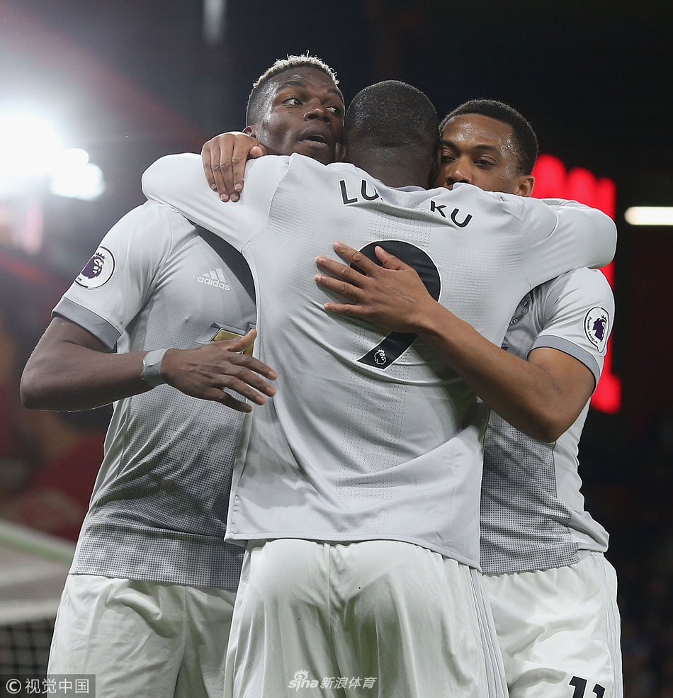 卢卡库拥抱队友