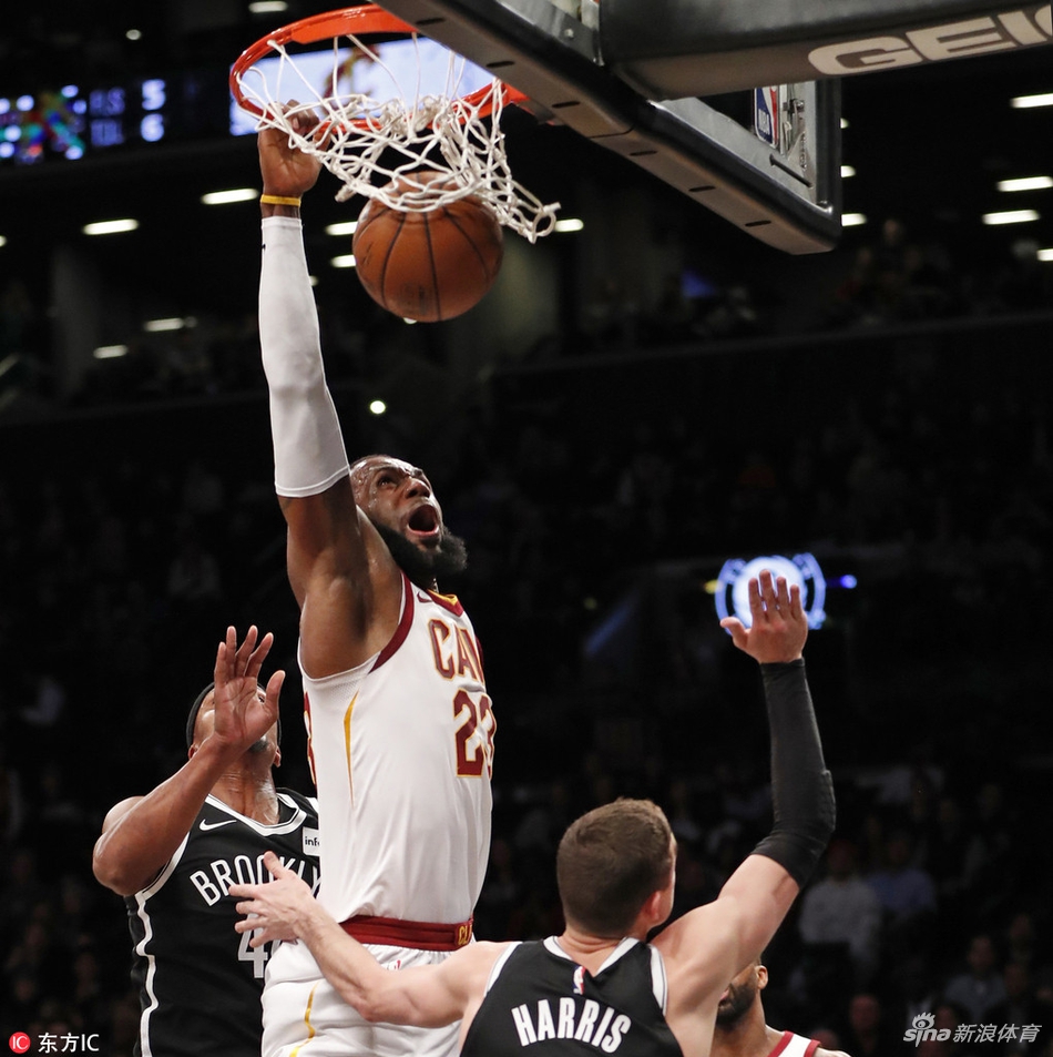 三旬老汉隔扣两人