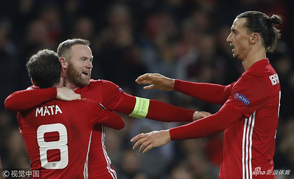 与鲁尼庆祝进球