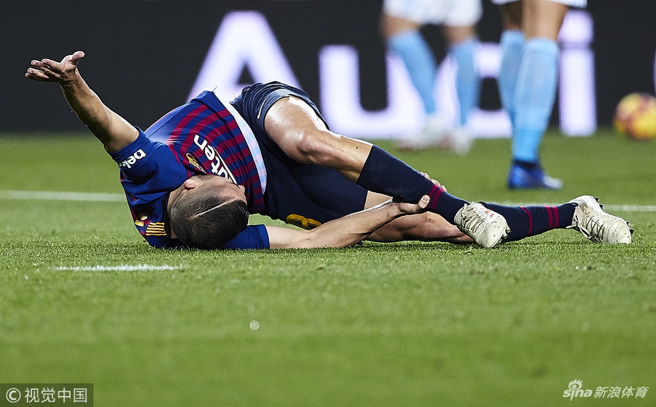 阿尔巴受伤倒地