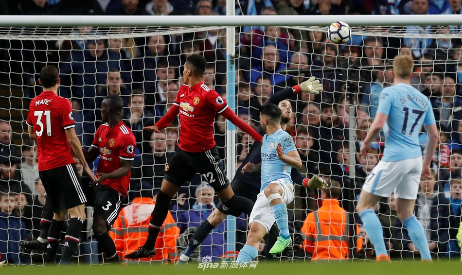 德赫亚超级扑救挡住阿坤甩头攻门