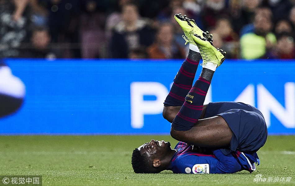 登贝莱受伤倒地