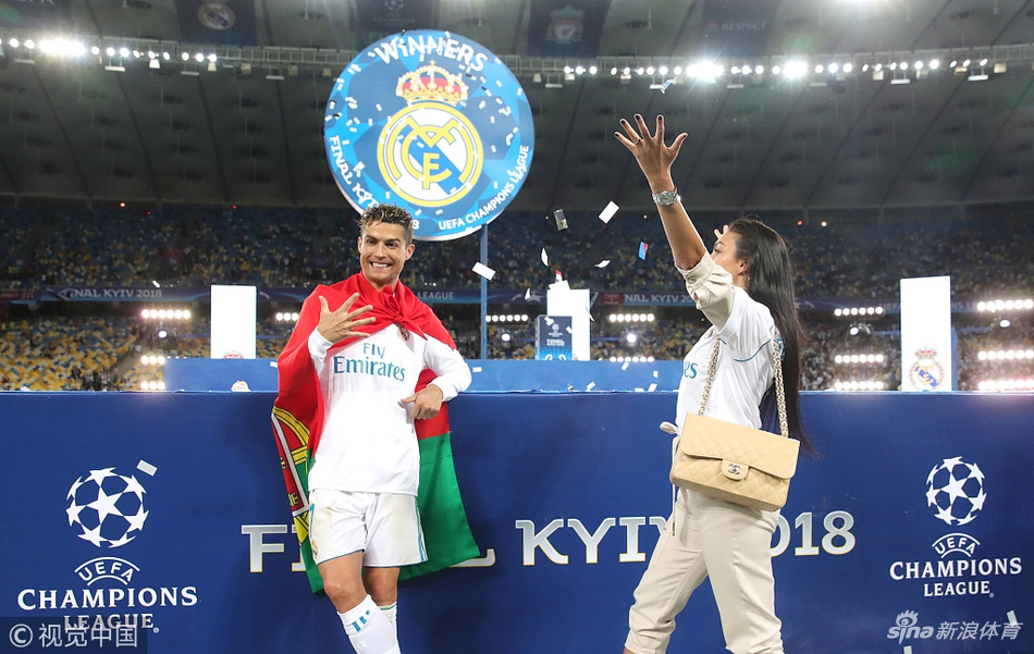 C罗与乔治娜庆祝