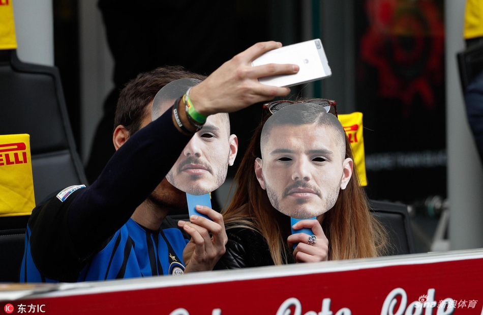 球迷玩起了自拍