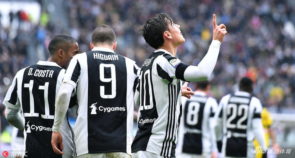 迪巴拉指天庆祝