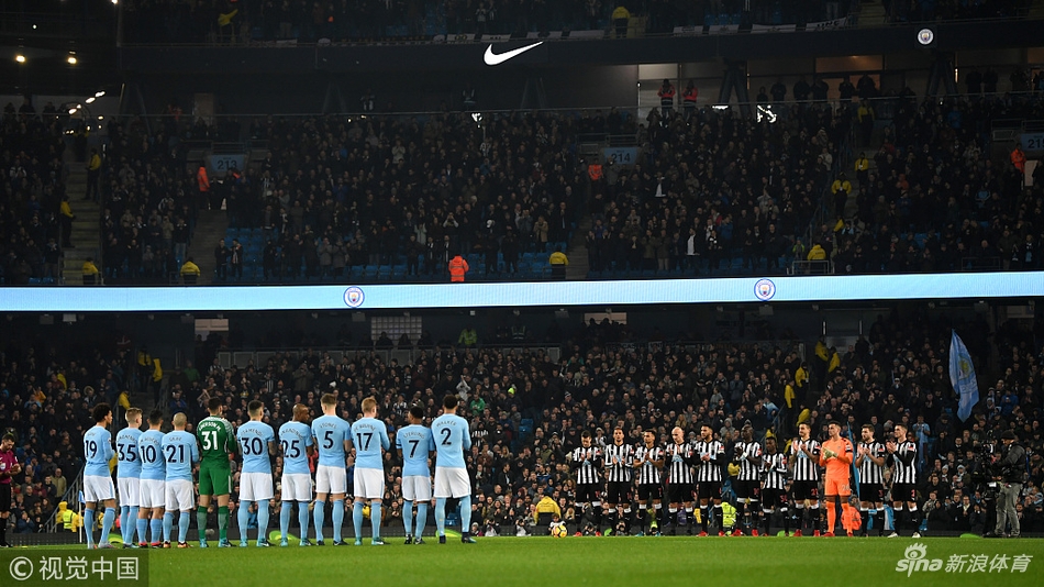 两队球员赛前默哀