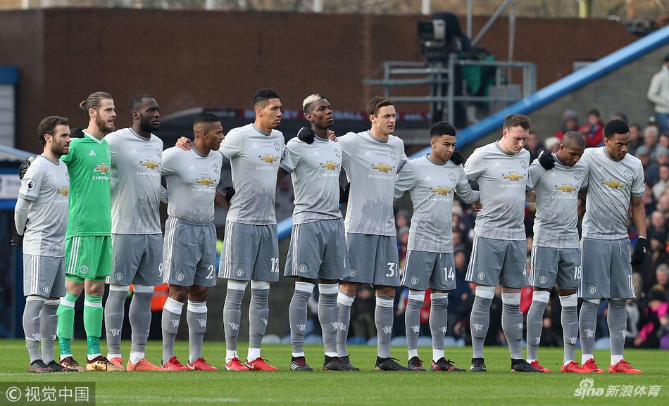 曼联赛前为雷吉斯默哀