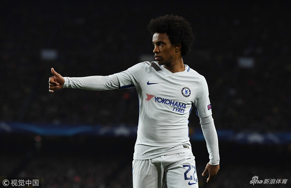 威廉向队友示意