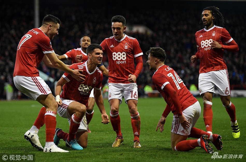 诺丁汉森林众将庆祝晋级