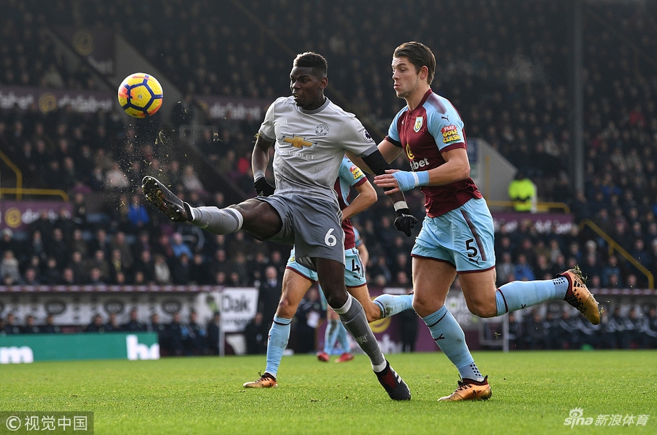 博格巴大脚解围