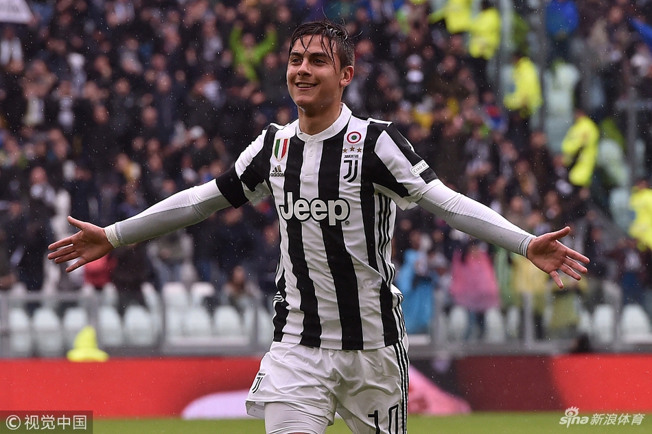 迪巴拉张开双臂庆祝