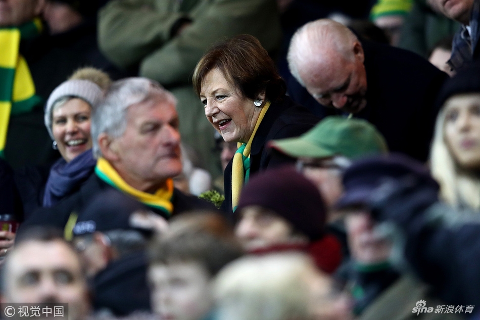 主持人德利亚-史密斯观战诺维奇