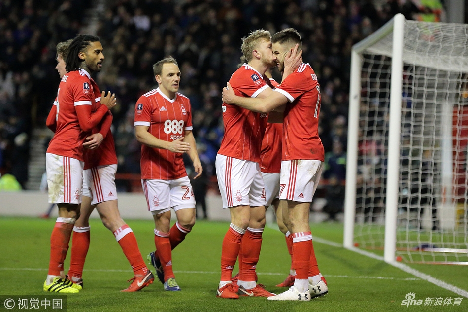 诺丁汉森林众将庆祝晋级