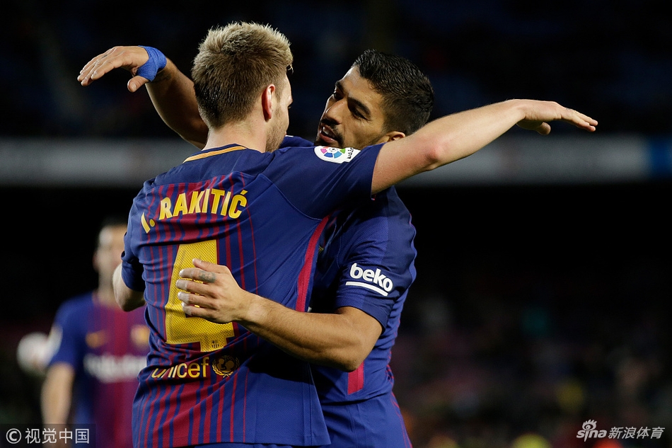 苏亚雷斯拥抱拉基蒂奇