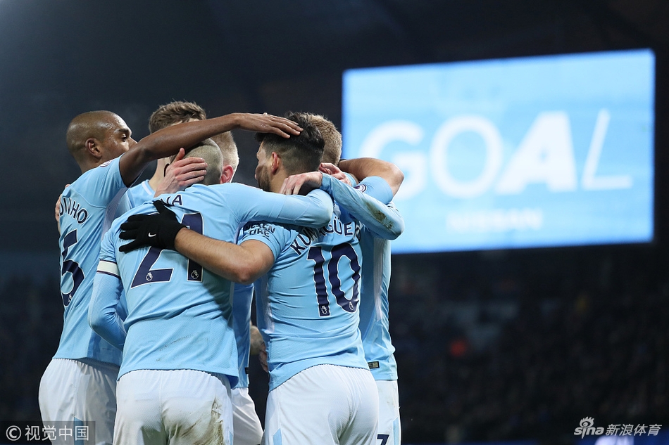 曼城众将拥抱庆祝