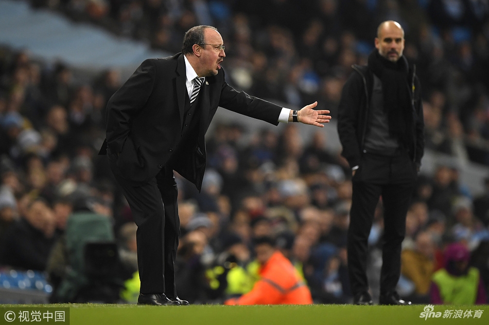 贝尼特斯场边指挥