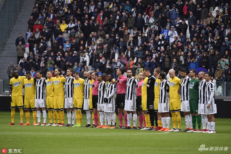 两队赛前默哀