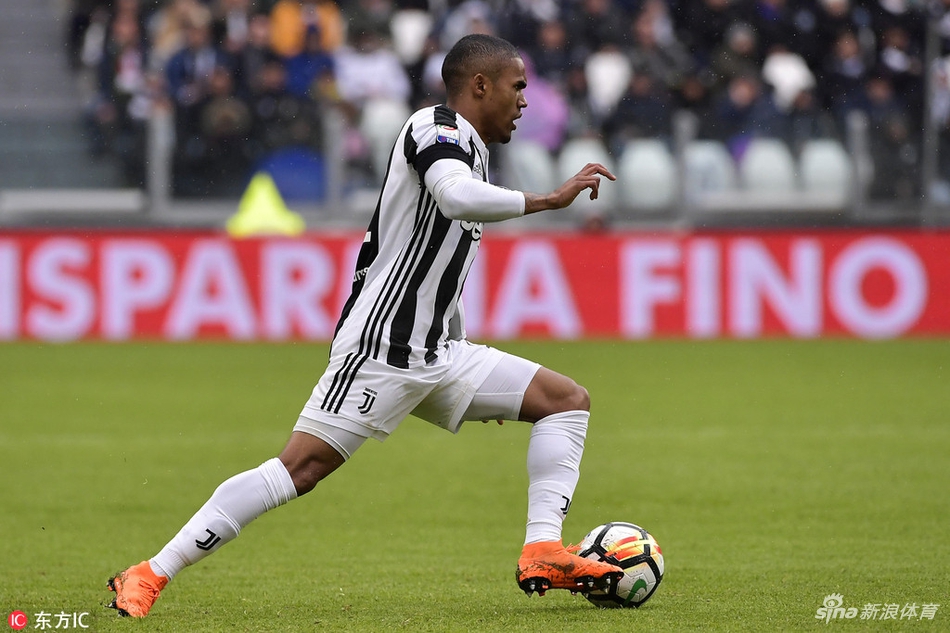 道格拉斯-科斯塔带球突破