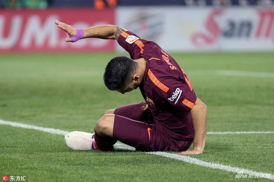 苏亚雷斯沮丧拍地