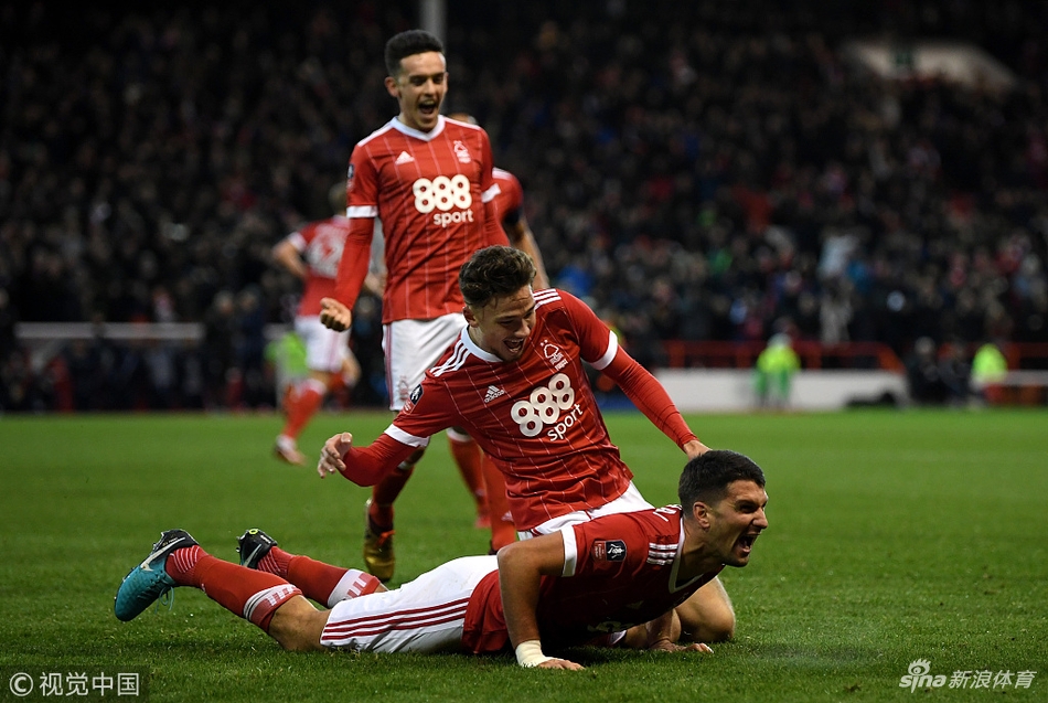 诺丁汉森林众将庆祝晋级