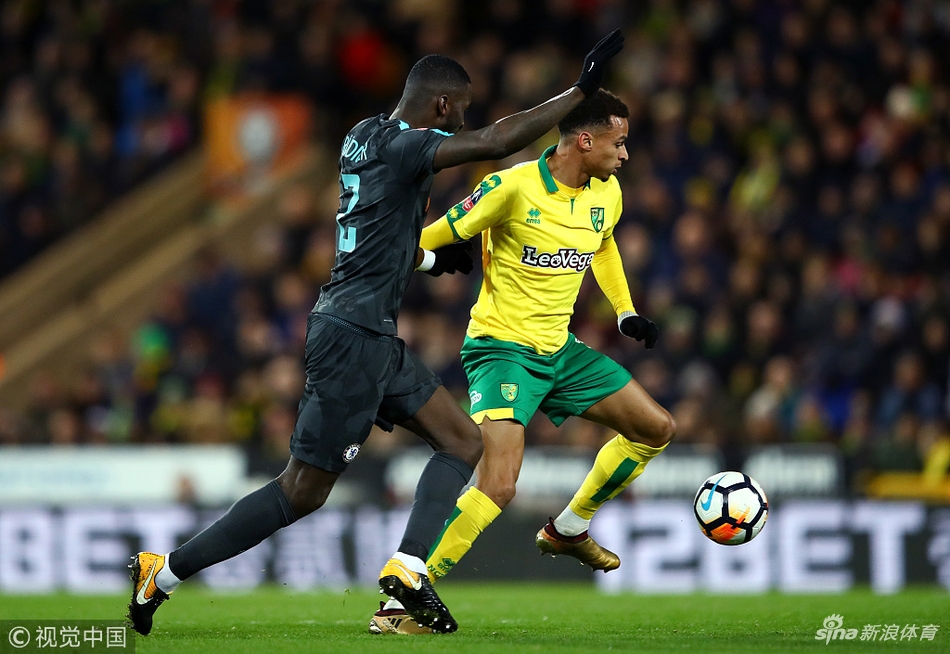 吕迪格贴身防守