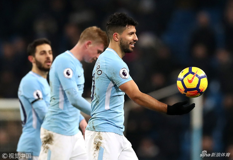 阿圭罗庆祝破门