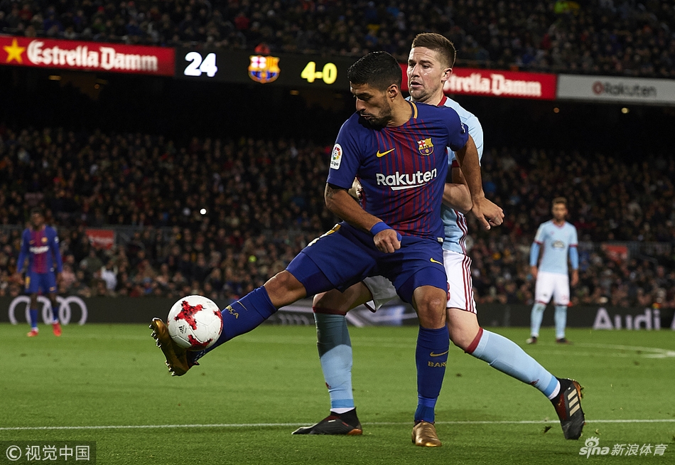 苏亚雷斯背身护球