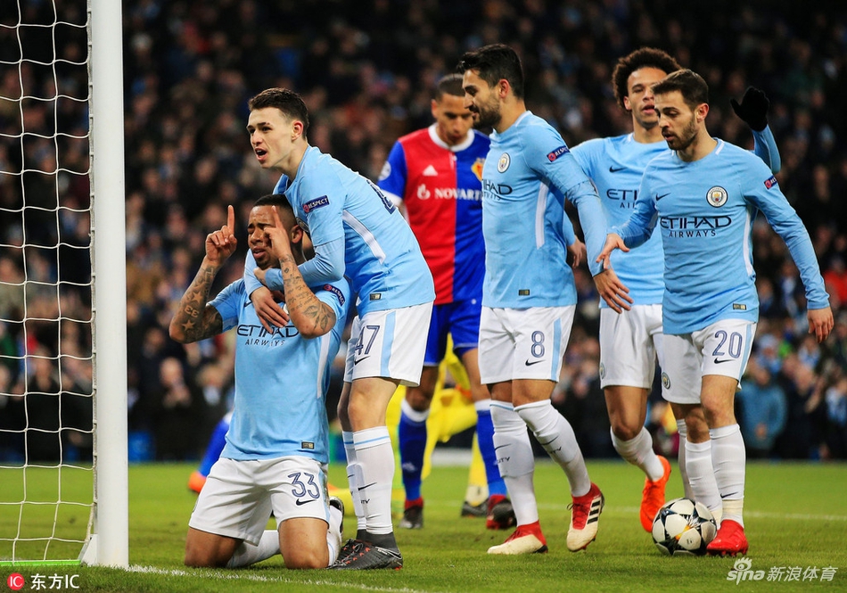 曼城队员集体庆祝