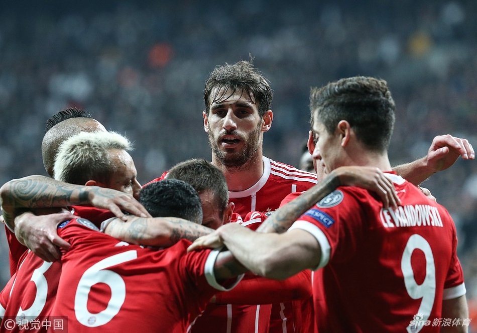拜仁球员围圈庆祝