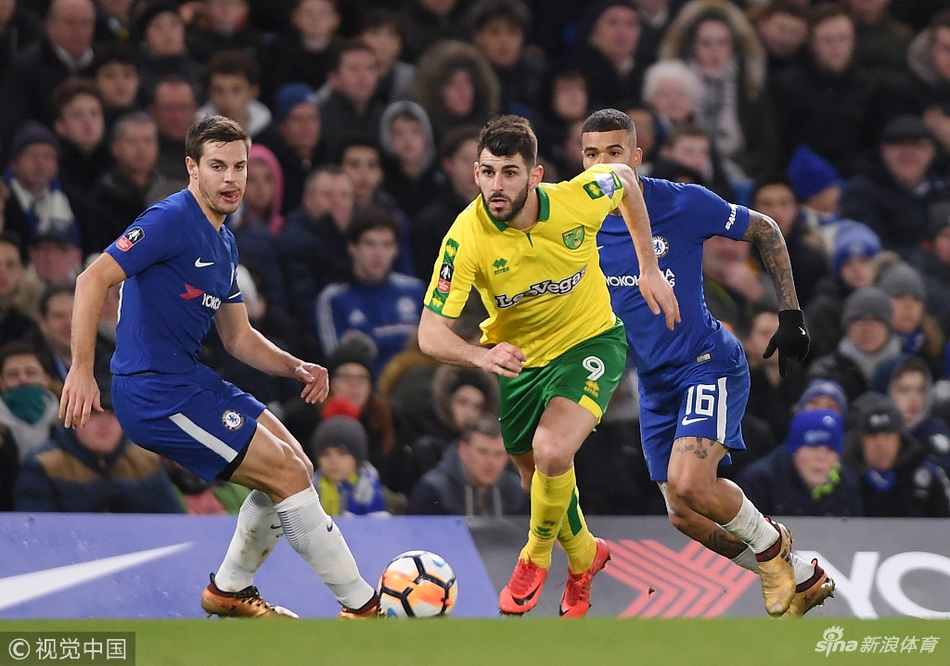 阿兹皮利奎塔贴身防守