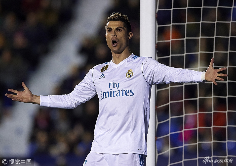 C罗摊手无奈