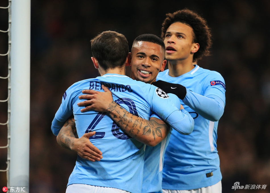 热苏斯与队友拥抱庆祝