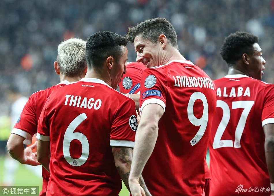 莱万与蒂亚戈含情相视