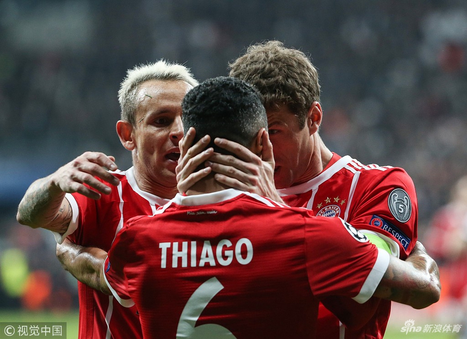 穆勒与蒂亚戈抵头庆祝