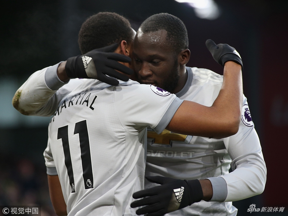 卢卡库拥抱马夏尔