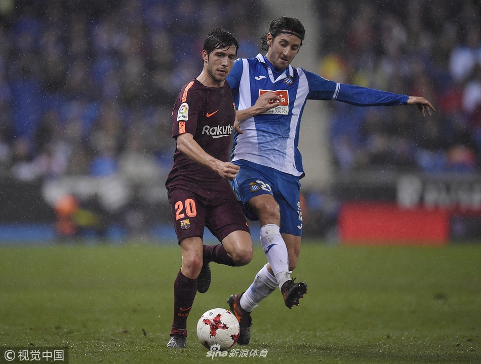 罗贝托带球突破