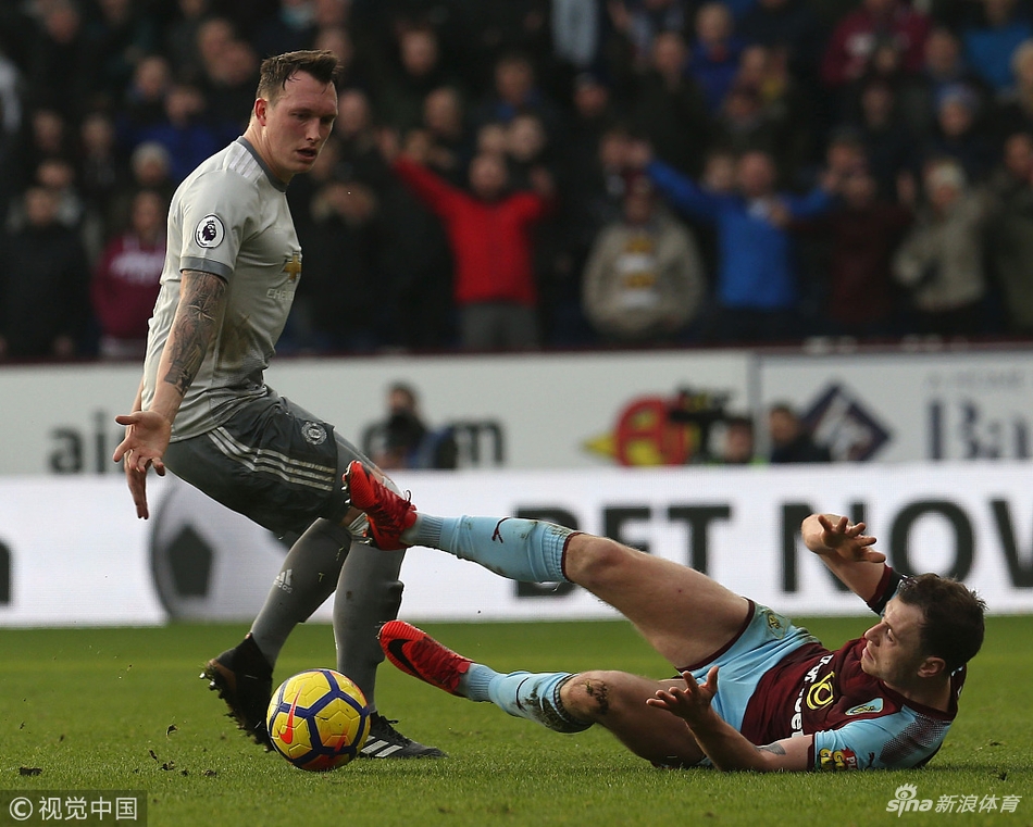 菲尔-琼斯强硬防守