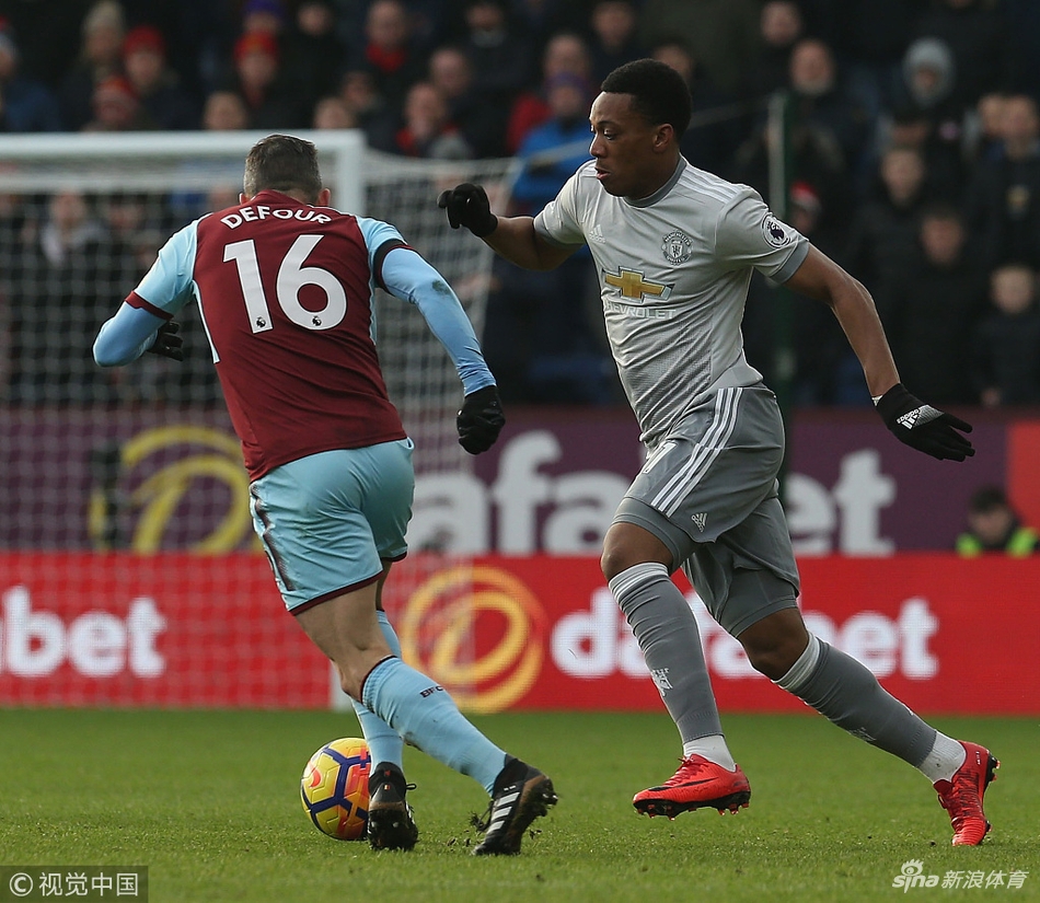 马夏尔带球突破