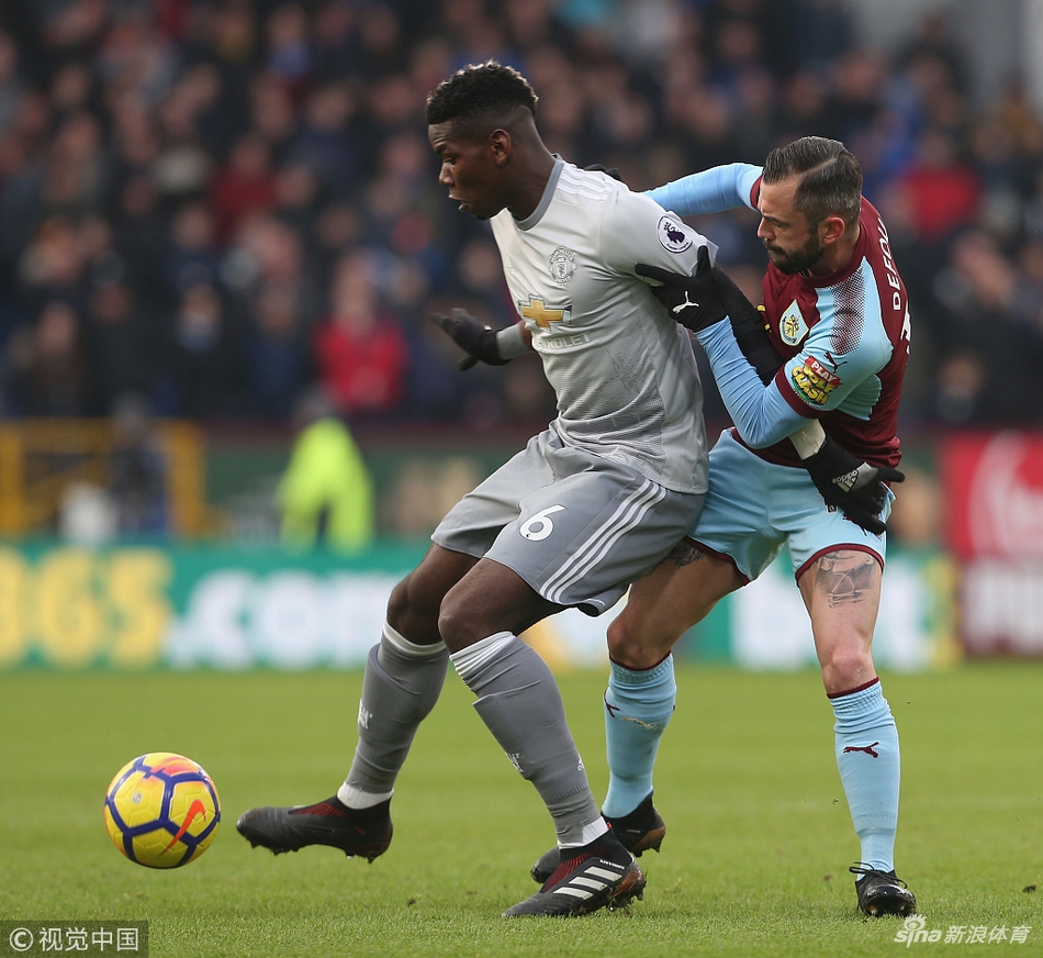 博格巴背身护球