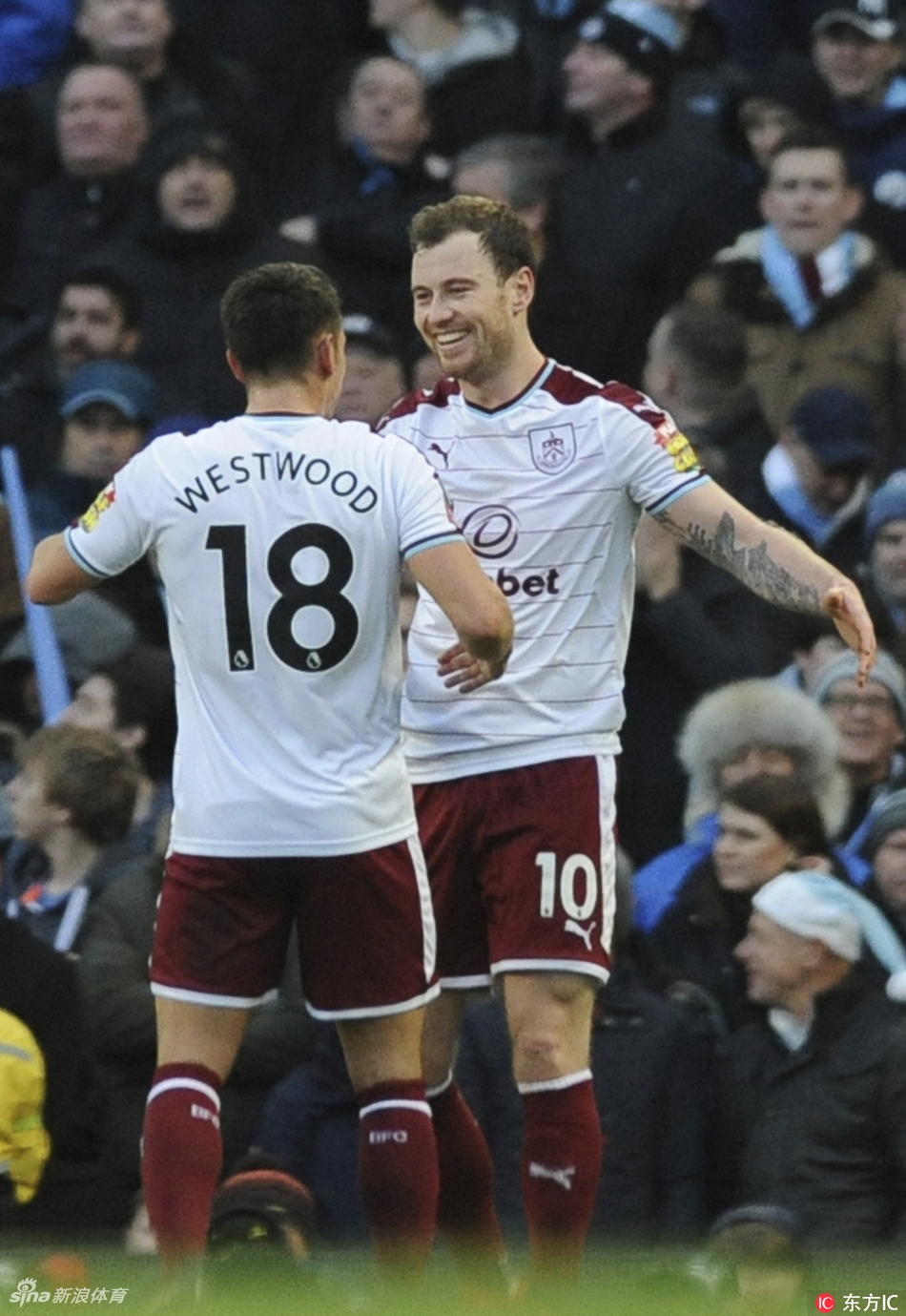 巴恩斯拥抱维斯特伍德