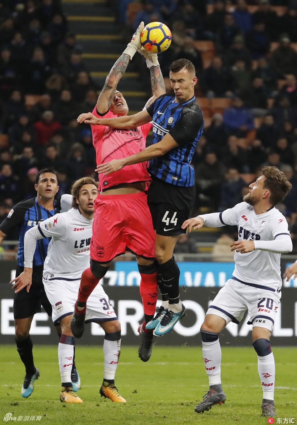 佩里西奇争抢头球