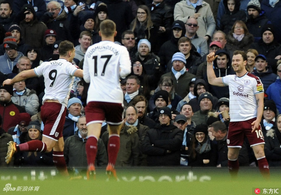 阿什利-巴恩斯破门庆祝