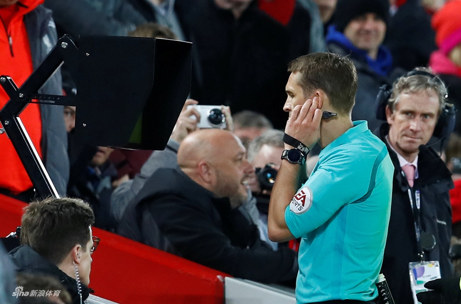 主裁判借助视频回放判罚