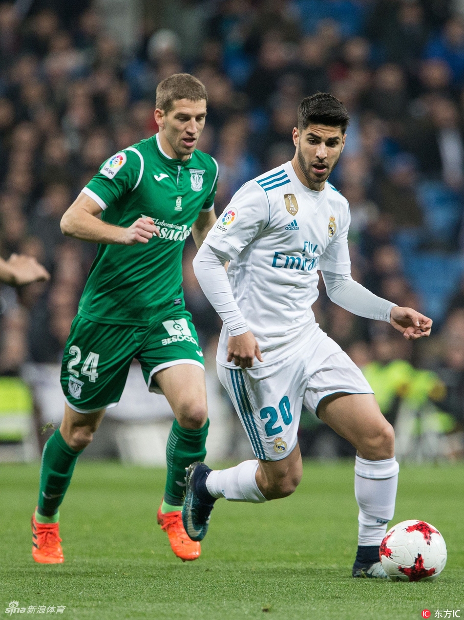 阿森西奥背身护球