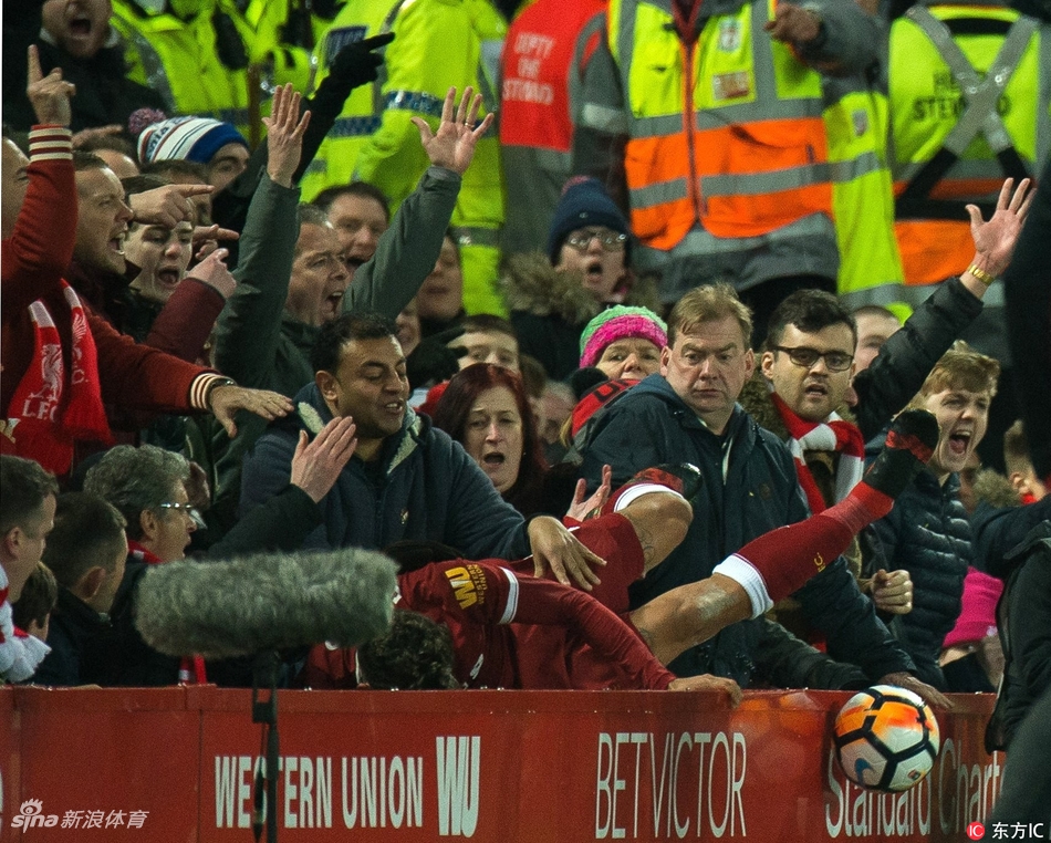 菲尔米诺摔出场外