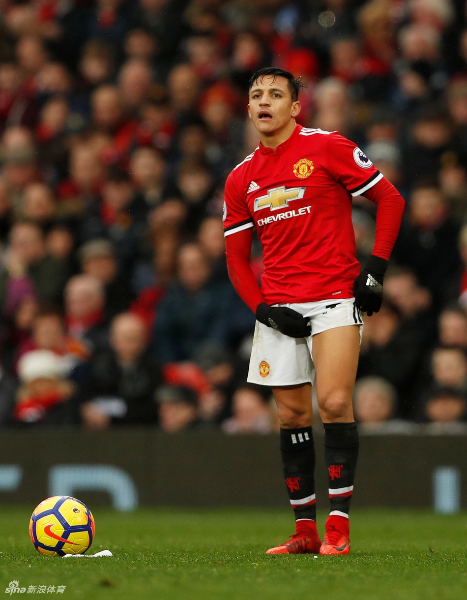 桑切斯准备主罚定位球