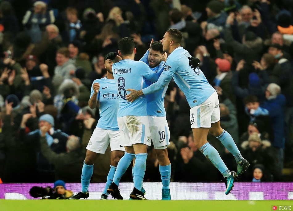 曼城众将庆祝进球