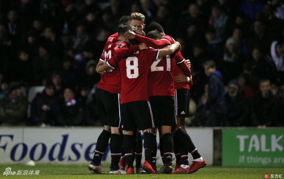 曼联众将庆祝胜利