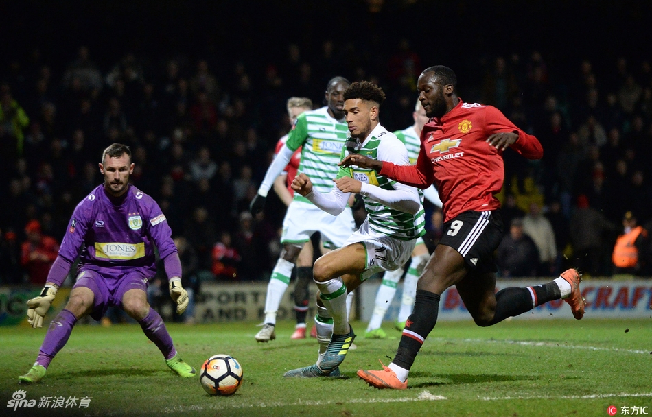 卢卡库突入禁区