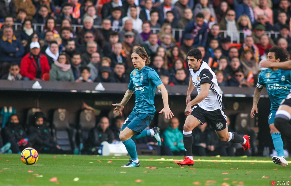 莫德里奇表情凝重